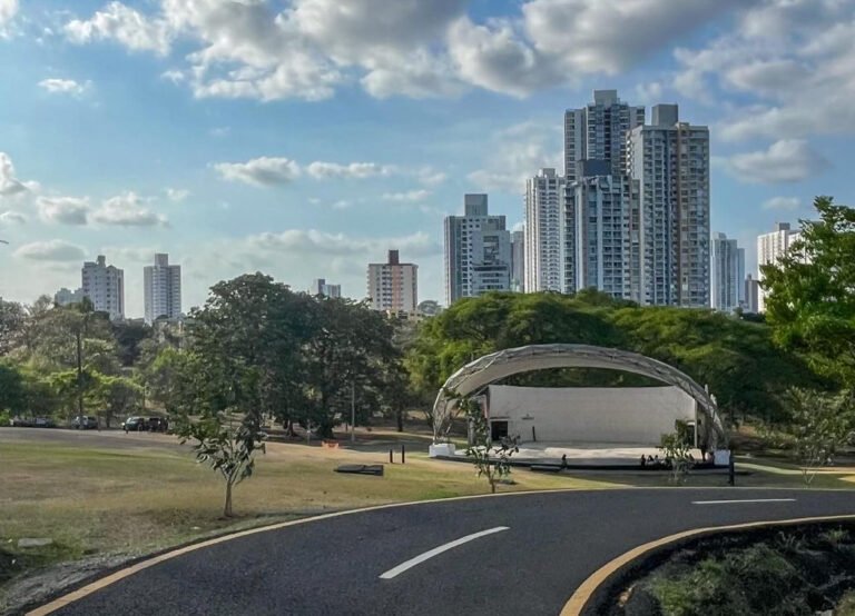 Workout on walking circuit in Parque Omar, Panama City, Panama