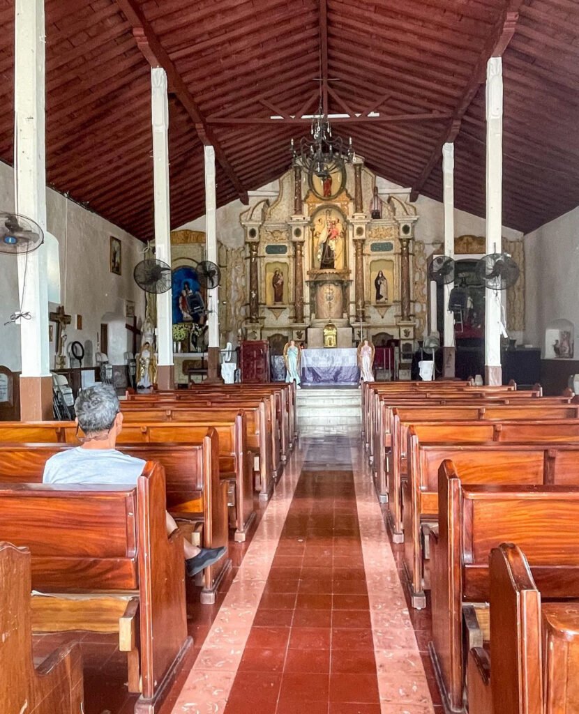 9. Interior of Iglesia de San Pedro Apostol de Taboga.