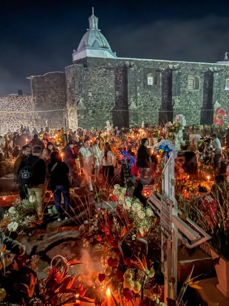 El panteón de San Andres de Mixquic.