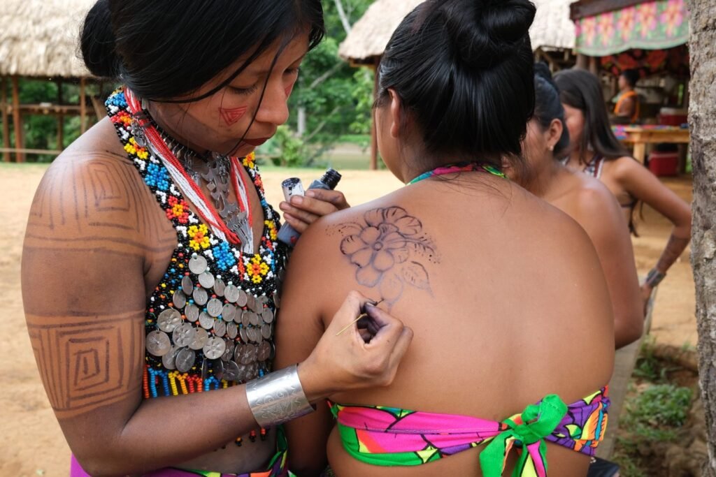 Emberá women of Panama applying jagua tattoos. THE EMBERA OF PANAMA TRULY A WORLD AWAY